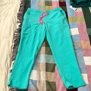 Figs scrub pants (L) in surgical green
